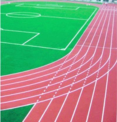 紅配綠的經典搭配，PU塑膠跑道地坪與綠茵草地